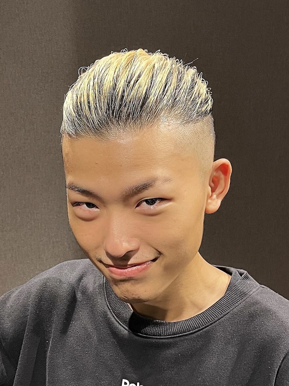 金髪マンバン ミディアムロング ハイフェード ツーブロック