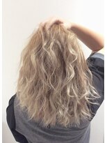 ケンジ 平塚 アネッタ(KENJE annetta)&nbsp;だれもが一度は憧れる外国人風ヘア☆ホワイト×ベージュ