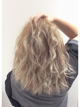 ケンジ 平塚 アネッタ(KENJE annetta) だれもが一度は憧れる外国人風ヘア☆ホワイト×ベージュ