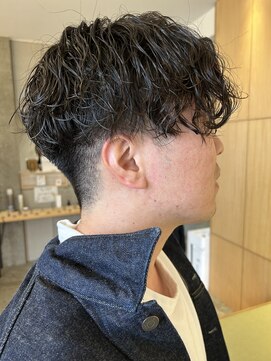 ヒュイル バイ ニアウ(Hwyl by Niau) メンズマッシュパーマ波巻スパイラルパーマニュアンスパーマ