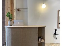 シトカ(sitka)の雰囲気（木の温もりある香りと無機質さが調和された店内【山梨/甲府】）