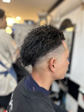 ロック フィールド スキンフェード×ツイストパーマで、ヤンチャにキメる。