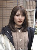 ミディアムレイヤー × 透明感たっぷりの柔らかオリーブベージュ