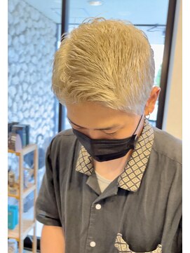 ヴェロ 福井(VeRO) 刈り上げ無しショート×ハイトーン