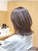 【50代ヘアスタイル】外ハネくびれレイヤー×アッシュグレー