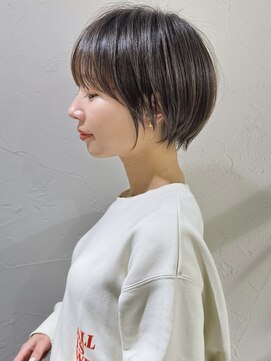 アンド ストーリーズ(&STORIES) 前髪あり耳掛け丸みくびれショートボブ20代30代40代50代（蘭）