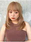 ワンカール顔周りレイヤーミディアムヘアハイトーン大人可愛い