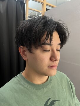 ハチマルハチ 新宿(808) パーマを生かしたセンターパートスタイル♪