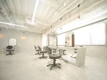 一席一席の間隔は広く、カーテンを仕切りに個室空間で、癒しのヒトトキを【髪質改善/江坂/縮毛矯正】