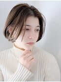 長め前髪で大人映えするアッシュベージュショートボブ