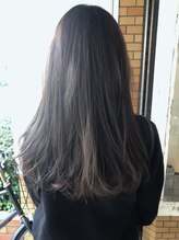 ヴァロ ヘアデザイン(valo Hair Design) アッシュグレーのロングスタイル