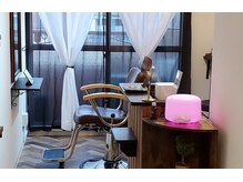 青木美容店の雰囲気（南向きの明るい店内）