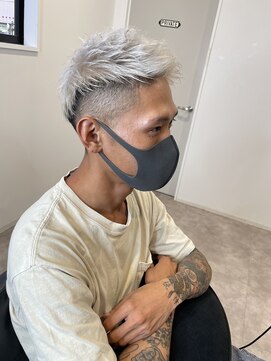 ナンバー(number+) 20代30代メンズ刈り上げフェードスタイルかき上げ短髪ホワイト