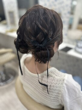 サクララ(Sakura la) ツインシニヨン×リボン／結婚式／お呼ばれヘア／二次会へア
