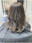 ベージュからブロンドのハイライトグラデーション