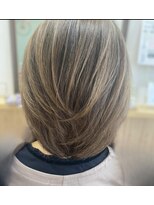 トゥルーイチロク(True16)&nbsp;白髪活かしたカラー レイヤーカット