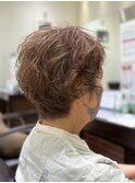 クセを活かしたショートカット×明るい白髪染め