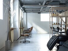 キコ 西宮(kico)の雰囲気（自然光の入る店内とコンクリートと暖かみのある木材）