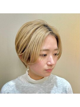 シシ 大宮(She 2.) 大人ショートボブ/ホワイトグレージュ/ブリーチ/ダブルカラー