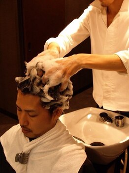 シフト メンズ オンリー サロン 薬院店(SHIFT Men's only salon)の写真/極上ヘッドスパで、男の頭皮ケアを極める。汚れをスッキリ落として、スタイリッシュにリフレッシュ!