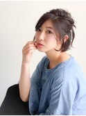 カジュアルアレンジで魅せるヌーディーカラーの小顔ヘアセット