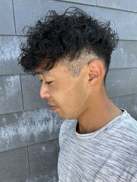 ヒュイル バイ ニアウ(Hwyl by Niau) メンズマッシュスペインカールパーマニュアンスパーマショート