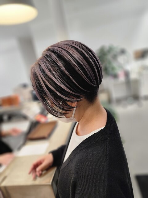 刈上げショートヘアの可愛いハイトーンなハイライトカラー♪