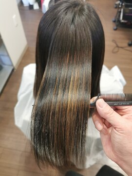 ドゥージングヘアースクラッチ(Dozing Hair Scratch) ブリーチとヘナ混合毛に艶髪ストレート