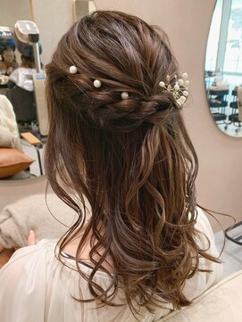 ガーデンヨコハマエスト(GARDEN YOKOHAMA est) お呼ばれヘア ミディアムアレンジ 結婚式 夏 ハーフアップ