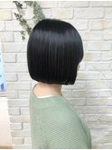 内巻きに入る暗髪ボブ