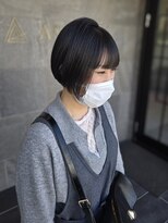 メゾン アヴァロ(Maison Avallo) 個性派バングの前下がりミニボブ
