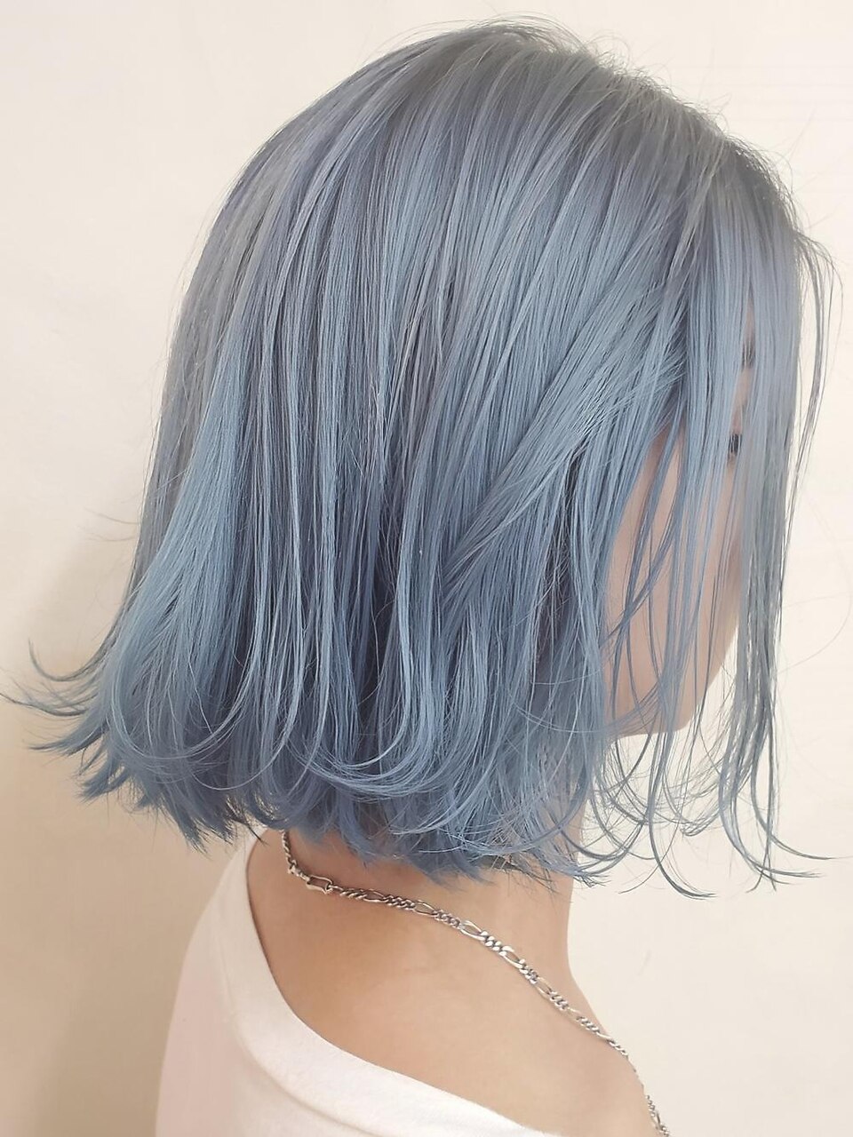 スカイブルーペールブルーアッシュモードボブ艶髪顔周りカット