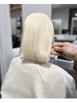 ナナ(NANA)&nbsp;ホワイト/ブロンド/ブリーチ/カラー/ボブカット