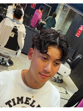 フランクスバーバー アンド ビアークラブ(FRANK'S BARBER and BEER CLUB) ショートセンターパートスタイル