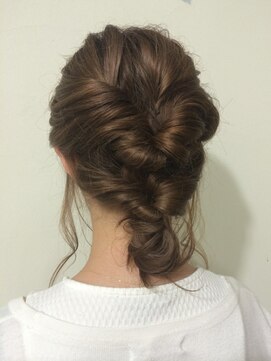 ラグ(log) きっちりダブルシニヨンアレンジ