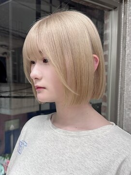 サンク 原宿 表参道(cinq) ハイトーンカラーヘーゼルベージュミルクティーベージュ暗めボブ