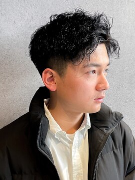 フジヤマバーバーショップ アジト(FUJIYAMA BARBER SHOP ajito) ツイスパ七三フェード刈り上げ【田中美旺】b126