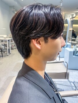 ノラ ウメダ(NORA UMEDA) 毛流れセンターパート韓国刈り上げツーブロックショートレイヤー