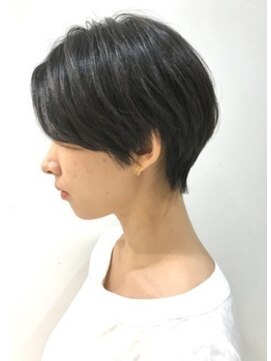 奥行きショート　黒髪ひし形シルエット