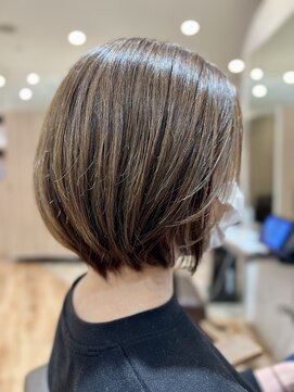 ヴィサージュディオ(VISAGE dio) 白髪ぼかしハイライト　重めショート