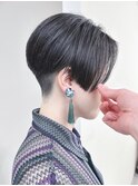 =センターパート刈り上げショート女子前下がりショート前髪なし