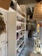 ヘアアトリエコモノ(hair l'atelier KoMoNo)の写真/アンティーク家具や小物が並ぶオシャレな店内。贅沢な癒し空間でのサロンタイムをお過ごしください。