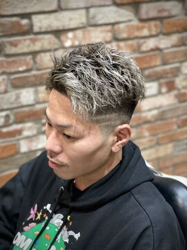 ヒロギンザバーバーショップ 丸の内店(HIRO GINZA BARBER SHOP) フェード×ハイトーン×スパイラル【東京/フェード/バーバー】