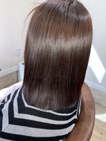 トリィート(Treat)&nbsp;ツヤ感重視のあるミディアムスタイル
