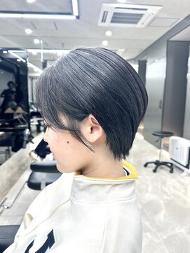 メモリーズ 表参道(Memories) 40代50代60代耳かけショート前髪なしハンサムショート白髪ぼかし