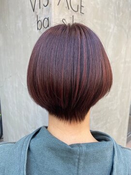 ピンクレッドカラーで魅せる大人可愛いショート