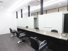 フォーシーズン カットクラブ(FOURSEASON CUT CLUB)の雰囲気（白を基調とした店内でリラックスしてお過ごしいただけます。）