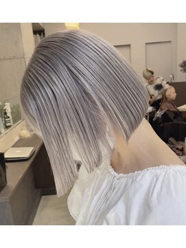 ヴァーディ オモテサンドウ(Vardy omotesando) ホワイトベージュ・シルバーカラー・シルバー・グレージュ