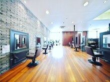 店内は開放感があり、広々とした空間となっております