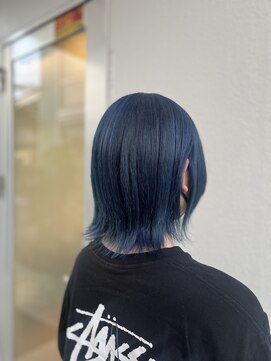 トータルビューティーサロン トップスタイル ブルーアッシュカラー×切りっぱなしカット